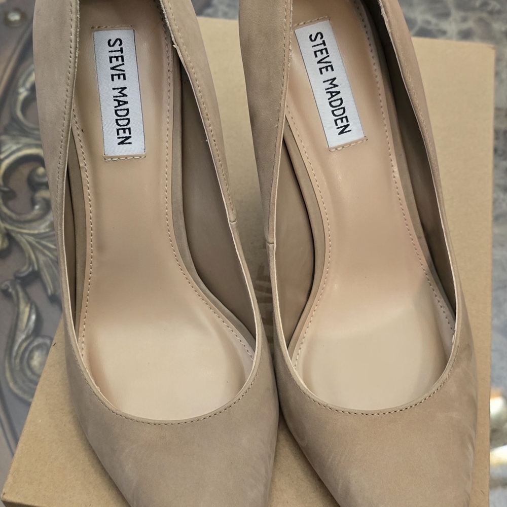 Steve Madden leather upper, pointed toe, size 9.5